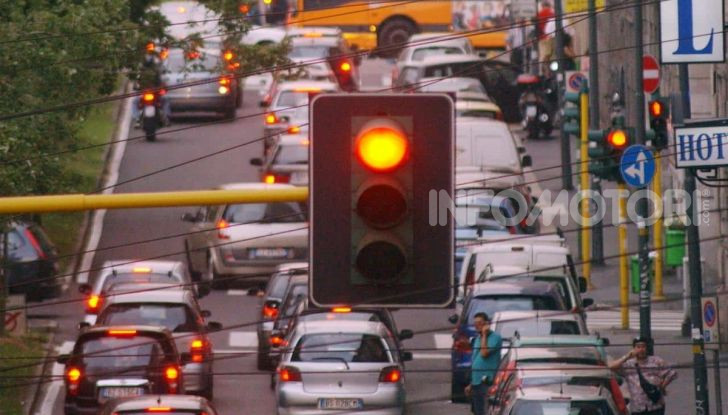 Semaforo giallo: quando accelerare, rallentare o fermarsi - Foto 4 di 10