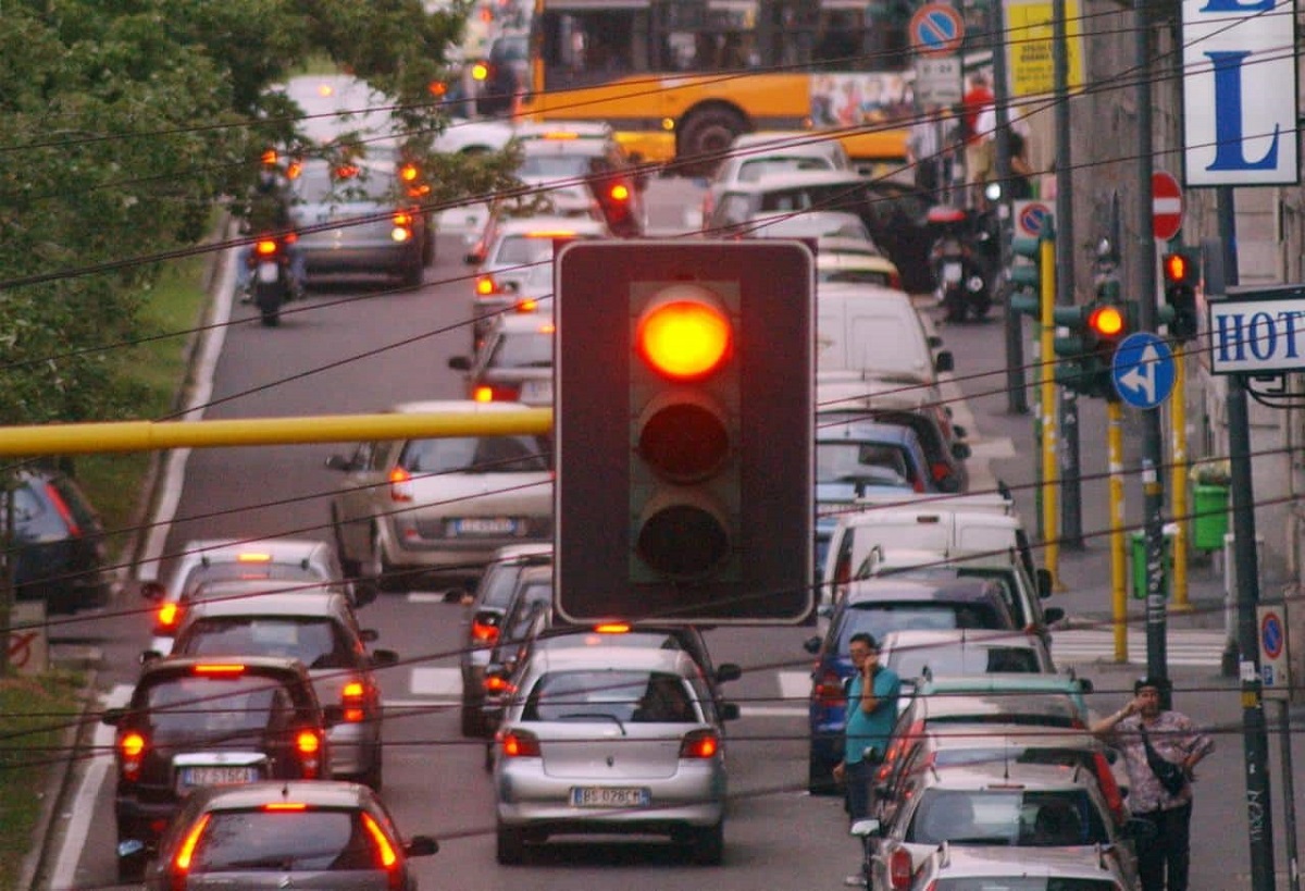 Semaforo giallo: quando accelerare, rallentare o fermarsi - Infomotori
