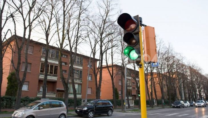 Semaforo giallo: quando accelerare, rallentare o fermarsi - Foto 9 di 10