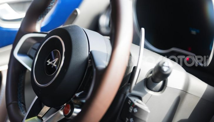 [VIDEO] Prova Alpine A110: i cinque motivi per avere il piccolo gioiello francese - Foto 26 di 45