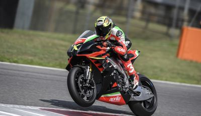 Aprilia RSV4 X: al via le consegne sotto l’occhio attento di Max Biaggi