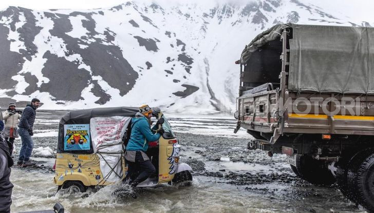 La corsa più pazza del mondo si fa sull’Himalaya con l’Apecar - Foto 1 di 8