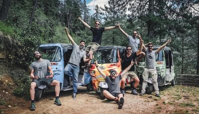 La corsa più pazza del mondo si fa sull’Himalaya con l’Apecar