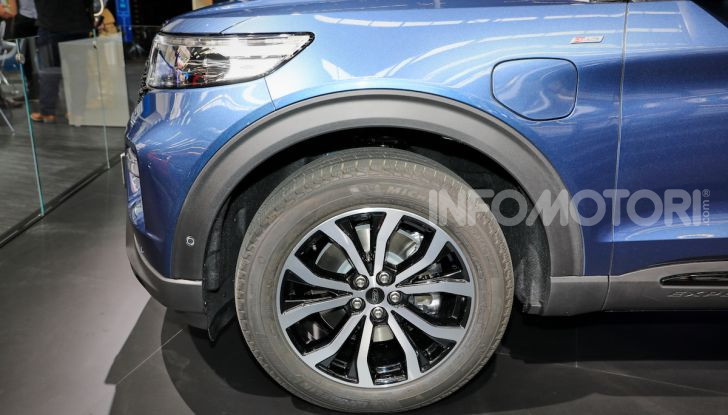 Ford Explorer Plug-In Hybrid: 7 posti, 450 CV e poche emissioni - Foto 4 di 7