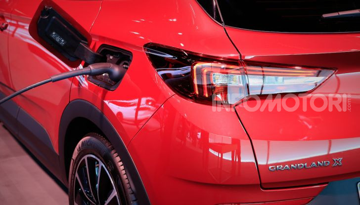 Opel Grandland X Plug-In Hybrid4: trazione integrale e poche emissioni - Foto 11 di 14