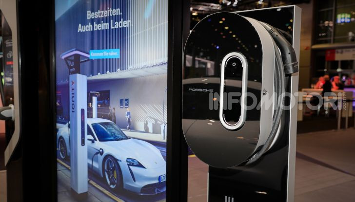 Porsche Taycan 2020, foto e dati della versione definitiva - Foto 18 di 33