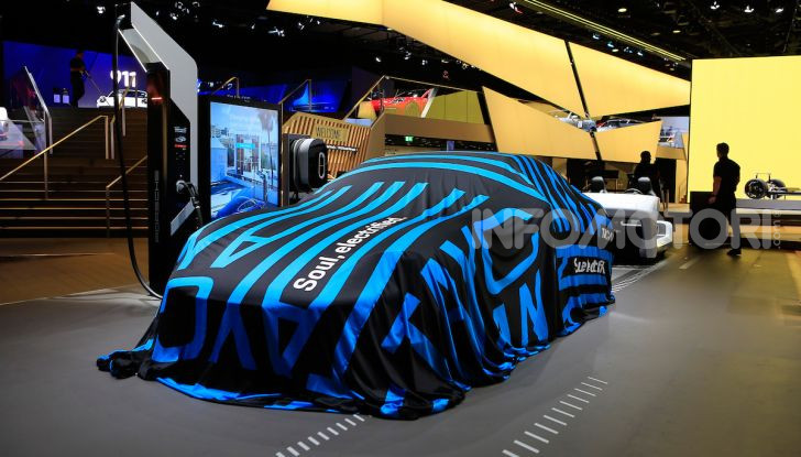 Porsche Taycan 2020, foto e dati della versione definitiva - Foto 21 di 33