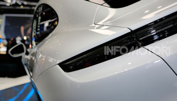 Porsche Taycan 2020, foto e dati della versione definitiva - Foto 24 di 33