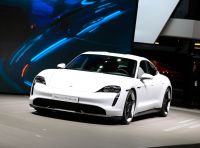 Porsche Taycan 2020, foto e dati della versione definitiva