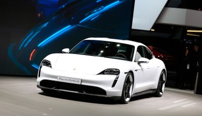 Porsche Taycan 2020, foto e dati della versione definitiva