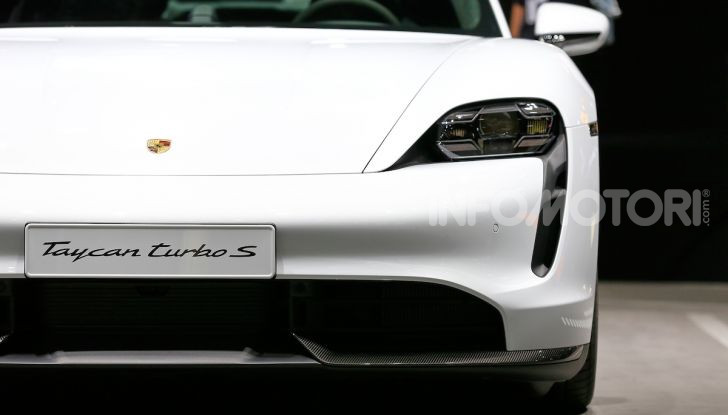 Porsche Taycan 2020, foto e dati della versione definitiva - Foto 17 di 33