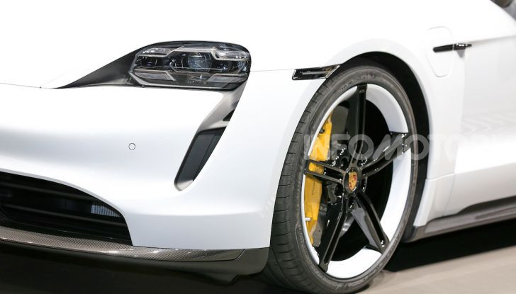 Porsche Taycan 2020, foto e dati della versione definitiva - Foto 5 di 33