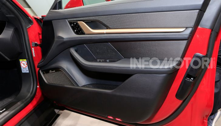 Porsche Taycan 2020, foto e dati della versione definitiva - Foto 27 di 33