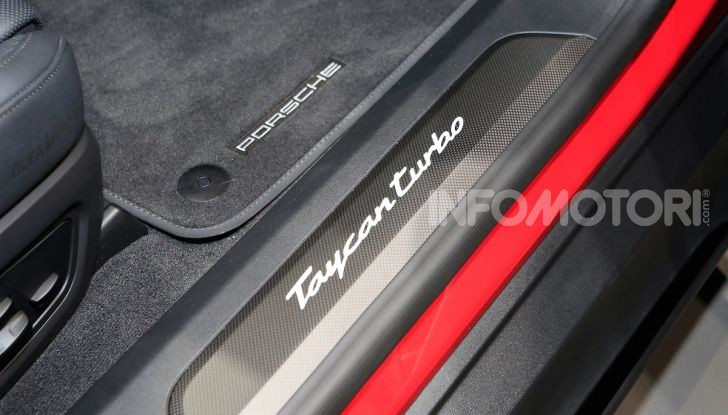 Porsche Taycan 2020, foto e dati della versione definitiva - Foto 28 di 33