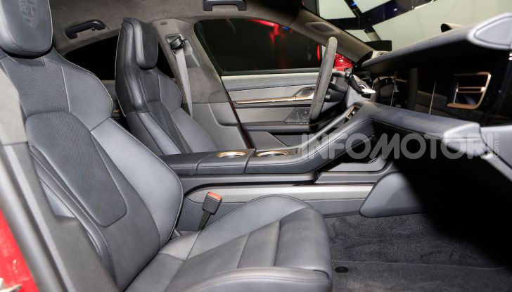 Porsche Taycan 2020, foto e dati della versione definitiva - Foto 29 di 33