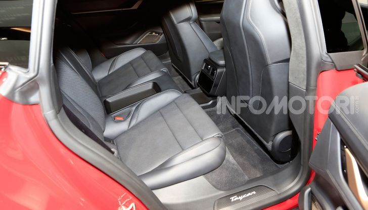 Porsche Taycan 2020, foto e dati della versione definitiva - Foto 32 di 33