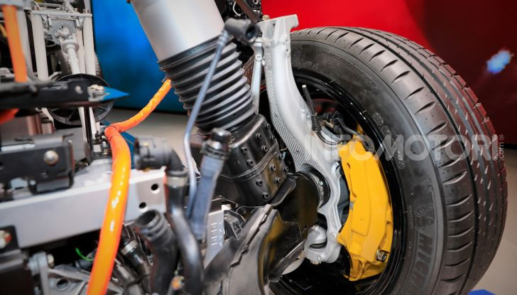 Porsche Taycan 2020, foto e dati della versione definitiva - Foto 11 di 33