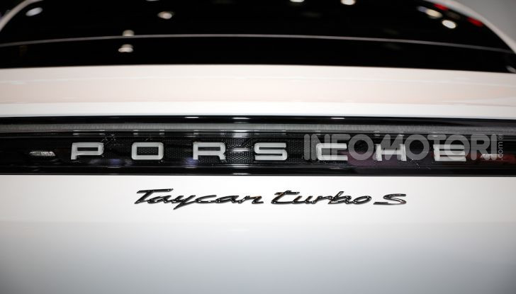 Porsche Taycan 2020, foto e dati della versione definitiva - Foto 13 di 33