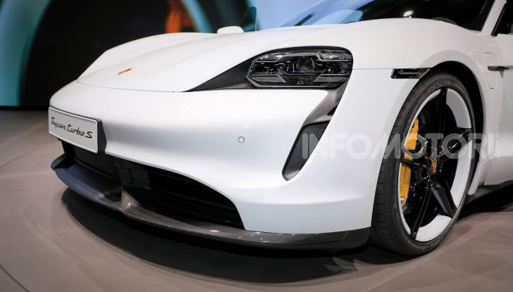 Porsche Taycan 2020, foto e dati della versione definitiva - Foto 4 di 33