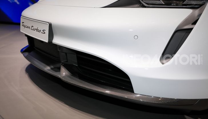 Porsche Taycan 2020, foto e dati della versione definitiva - Foto 14 di 33