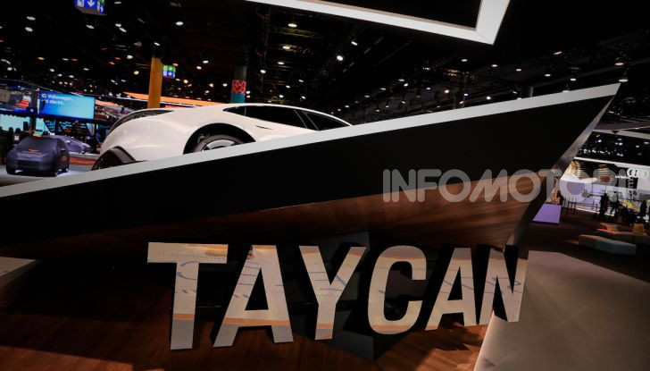 Porsche Taycan 2020, foto e dati della versione definitiva - Foto 15 di 33