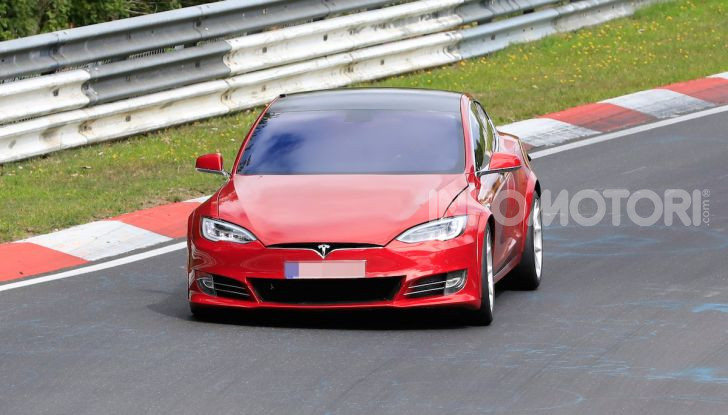 Tesla Model S al Nurburgring per battere il record della Porsche Taycan - Foto 7 di 35