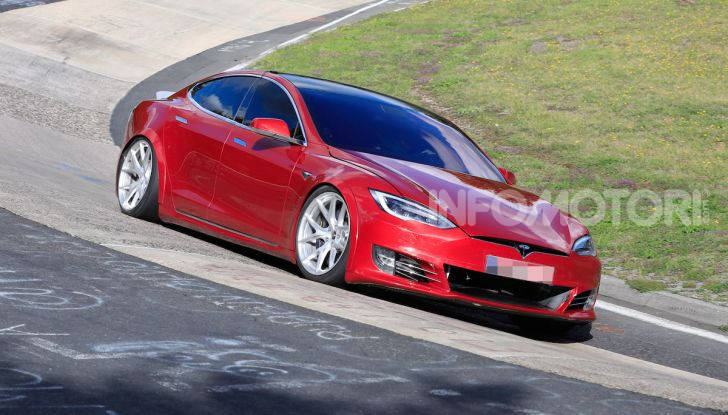 Tesla Model S al Nurburgring per battere il record della Porsche Taycan - Foto 29 di 35