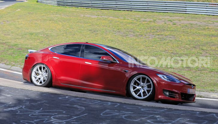 Tesla Model S al Nurburgring per battere il record della Porsche Taycan - Foto 20 di 35