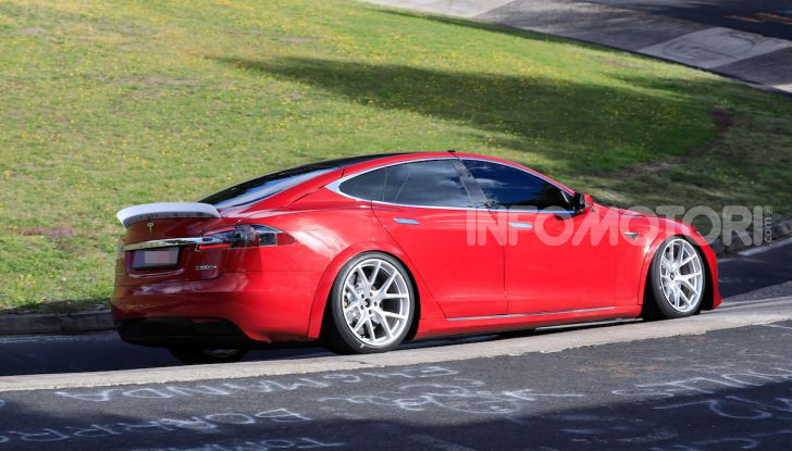 Tesla Model S al Nurburgring per battere il record della Porsche Taycan - Foto 10 di 35