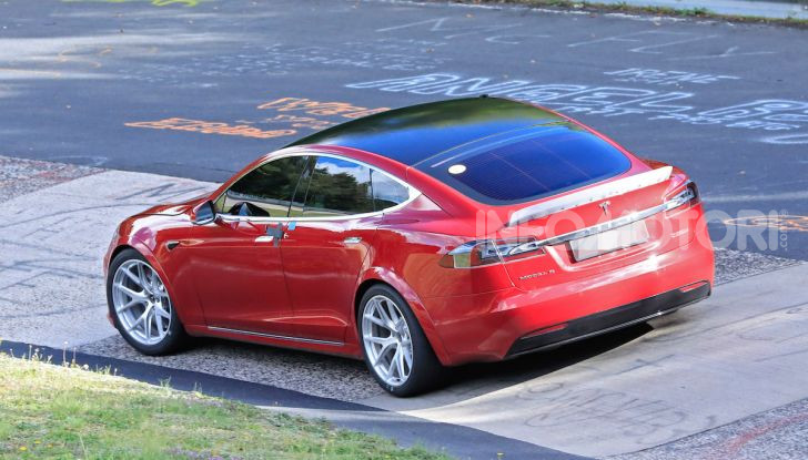Tesla Model S al Nurburgring per battere il record della Porsche Taycan - Foto 31 di 35