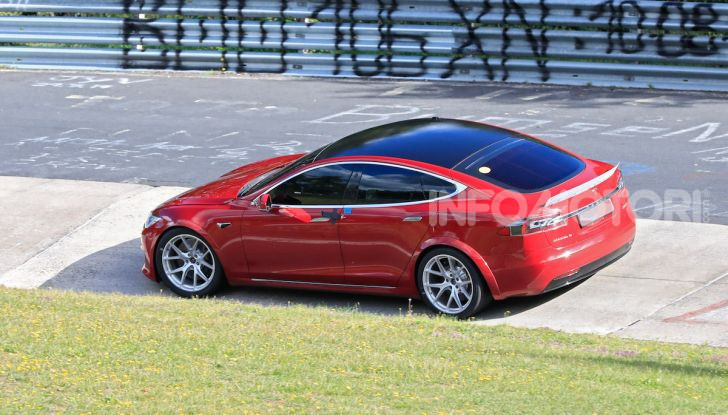 Tesla Model S al Nurburgring per battere il record della Porsche Taycan - Foto 32 di 35
