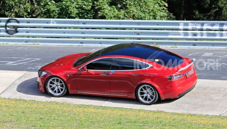 Tesla Model S al Nurburgring per battere il record della Porsche Taycan - Foto 33 di 35