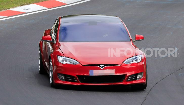 Tesla Model S al Nurburgring per battere il record della Porsche Taycan - Foto 9 di 35
