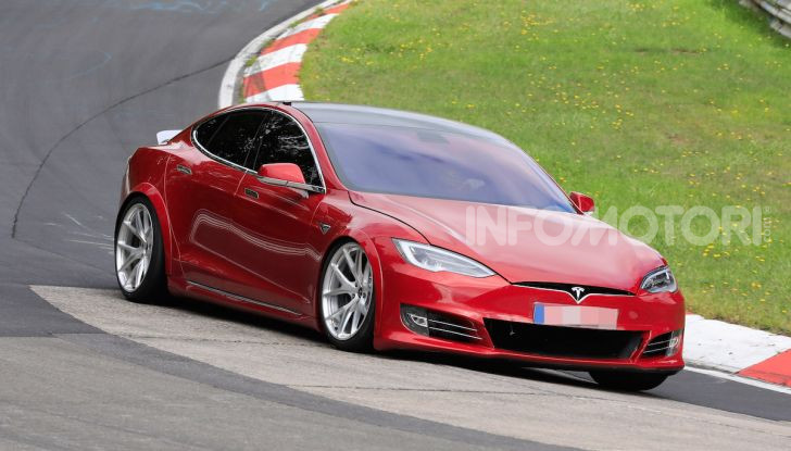 Tesla Model S al Nurburgring per battere il record della Porsche Taycan - Foto 14 di 35