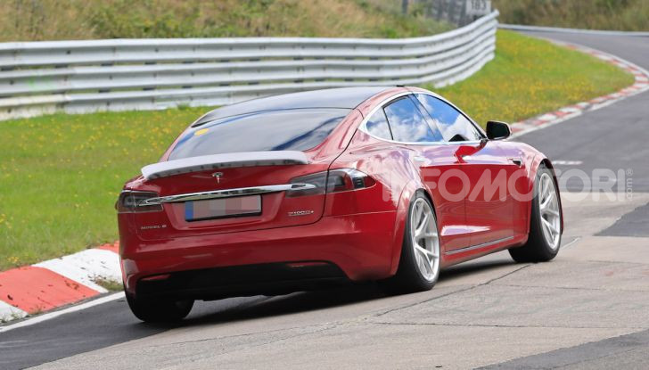 Tesla Model S al Nurburgring per battere il record della Porsche Taycan - Foto 23 di 35
