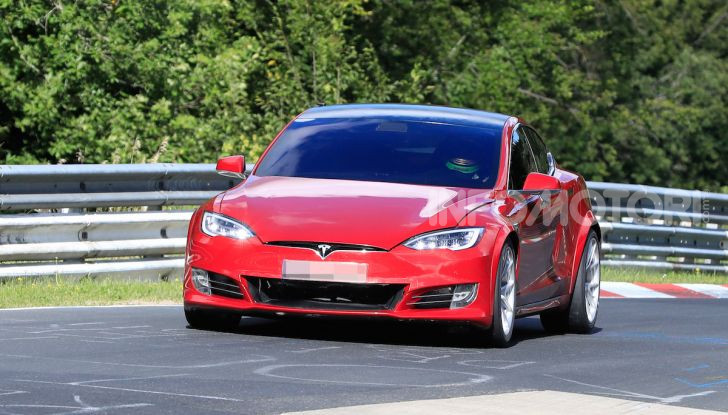 Tesla Model S al Nurburgring per battere il record della Porsche Taycan - Foto 27 di 35