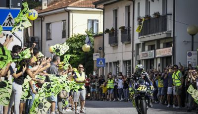 Valentino Rossi verso Misano con la sua Yamaha M1… per le strade di Tavullia!