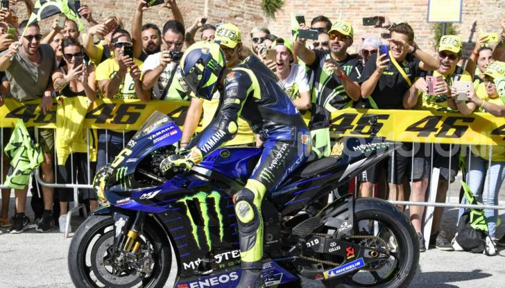 Valentino Rossi verso Misano con la sua Yamaha M1… per le strade di Tavullia! - Foto 2 di 39