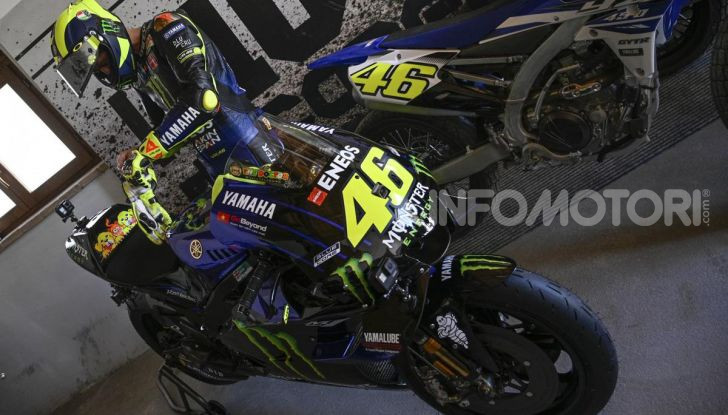 Valentino Rossi verso Misano con la sua Yamaha M1… per le strade di Tavullia! - Foto 28 di 39
