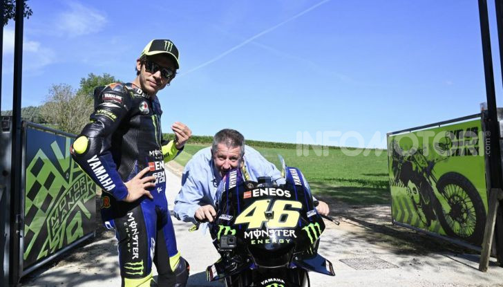 Valentino Rossi verso Misano con la sua Yamaha M1… per le strade di Tavullia! - Foto 24 di 39