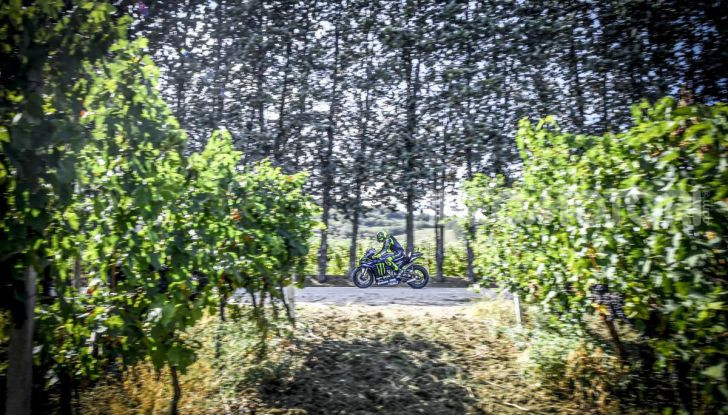 Valentino Rossi verso Misano con la sua Yamaha M1… per le strade di Tavullia! - Foto 5 di 39