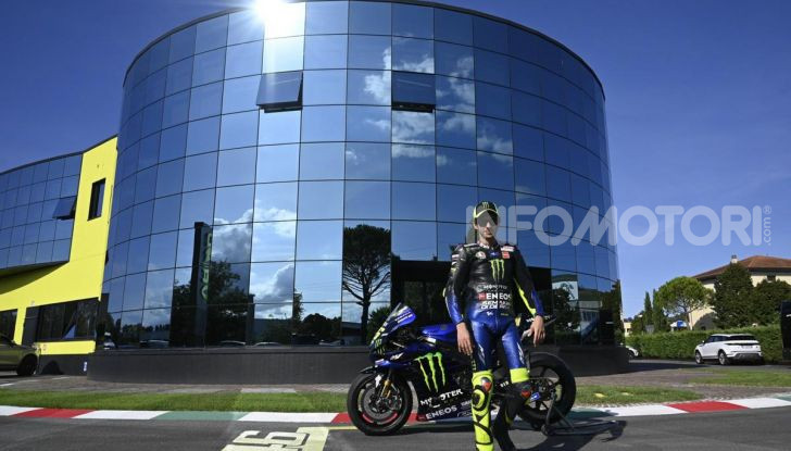 Valentino Rossi verso Misano con la sua Yamaha M1… per le strade di Tavullia! - Foto 21 di 39