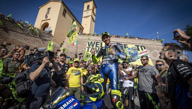Valentino Rossi verso Misano con la sua Yamaha M1… per le strade di Tavullia! - Foto 9 di 39