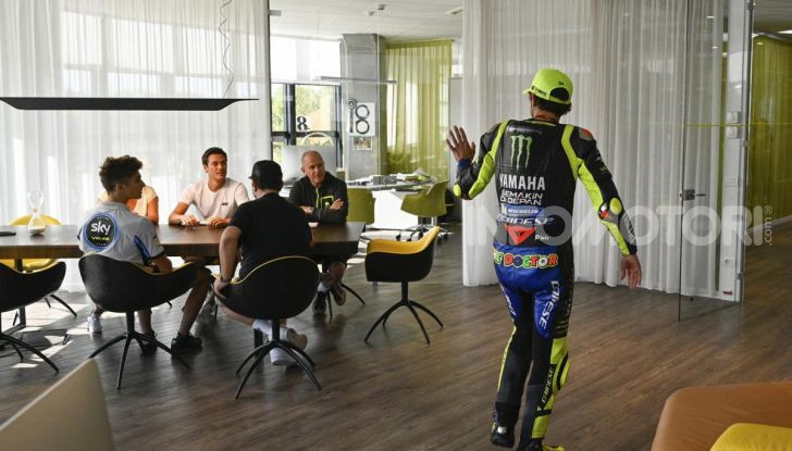 Valentino Rossi verso Misano con la sua Yamaha M1… per le strade di Tavullia! - Foto 20 di 39