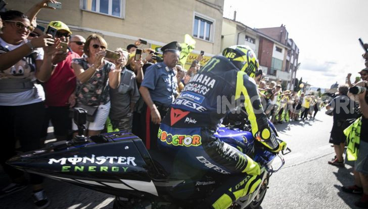 Valentino Rossi verso Misano con la sua Yamaha M1… per le strade di Tavullia! - Foto 1 di 39