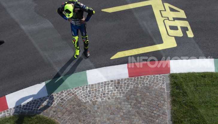 Valentino Rossi verso Misano con la sua Yamaha M1… per le strade di Tavullia! - Foto 17 di 39