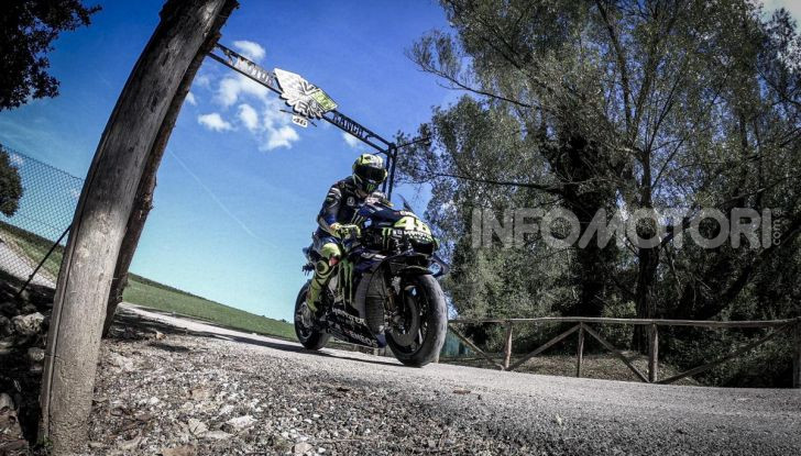 Valentino Rossi verso Misano con la sua Yamaha M1… per le strade di Tavullia! - Foto 7 di 39