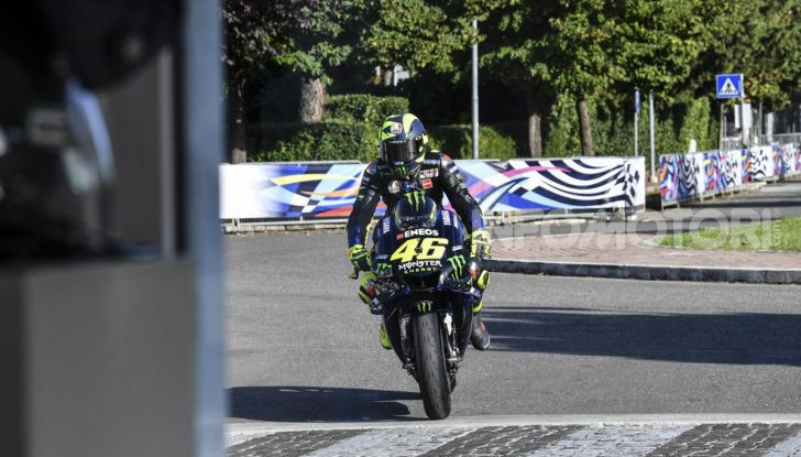 Valentino Rossi verso Misano con la sua Yamaha M1… per le strade di Tavullia! - Foto 37 di 39