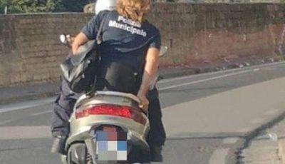 Napoli, vigile della Polizia Municipale in scooter senza casco