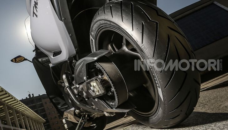 La gomma posteriore di uno scooter Yamaha TMAX Pirelli Diablo Rosso Scooter